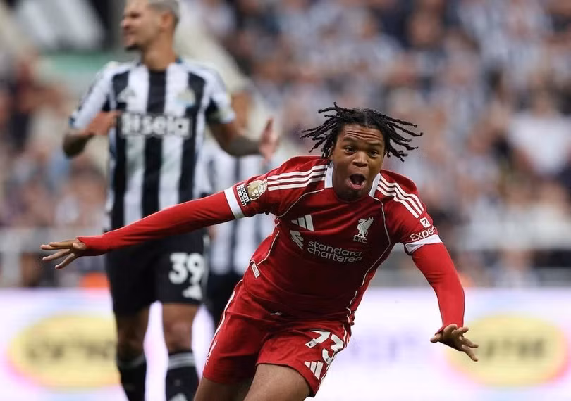 Rio Ngumoha (Liverpool) cũng nằm trong danh sách những cầu thủ trẻ nhất ghi bàn tại Premier League. Ở tuổi 16 và 361 ngày, Ngumoha từng sút tung lưới Newcastle United vào ngày 25/8/2025. Khi đó, tài năng trẻ của Liverpool cũng nhận kỳ vọng rất lớn.