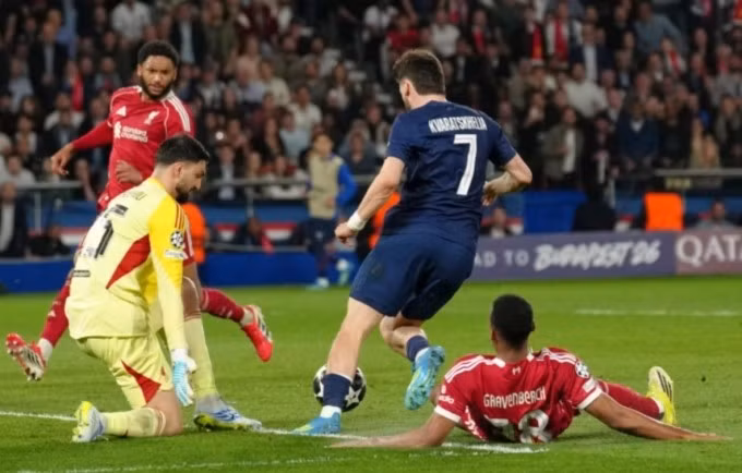 Kvaratskhelia đi bóng rồi dứt điểm vào lưới trống ấn định tỷ số, trong trận PSG thắng Liverpool 2-0 ở tứ kết lượt đi Champions League trên sân Parc des Princes, Paris, Pháp ngày 8/4/2026. Ảnh: AP