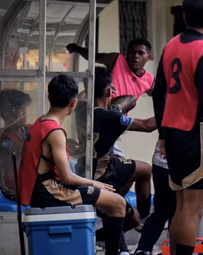Fadly Alberto Hengga (áo hồng phải) của Bhayangkara FC tấn công một cầu thủ Dewa United trên ghế dự bị.