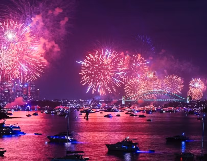 Riêng tại Sydney, hơn 2.500 cảnh sát mặc thường phục và sắc phục được triển khai, một số mang theo vũ khí hạng nặng - lần đầu tiên xuất hiện tại sự kiện thường niên này. Ảnh: Reuters.