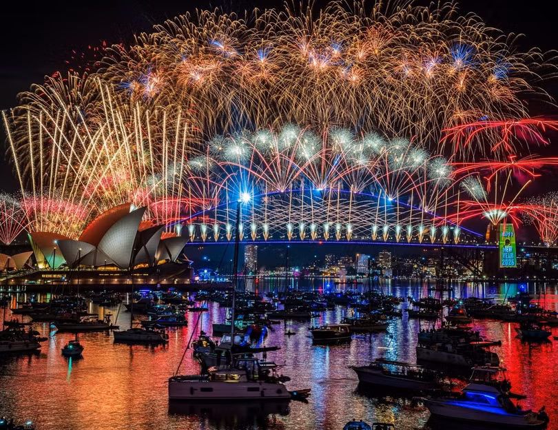 20h giờ Hà Nội: Australia đã chính thức bước sang năm mới với màn pháo hoa rợp trời bên khu vực Cầu cảng và Nhà hát Opera Sydney nổi tiếng. Các sự kiện đón năm mới trên toàn Australia diễn ra trong điều kiện an ninh được siết chặt. Ảnh: Reuters.
