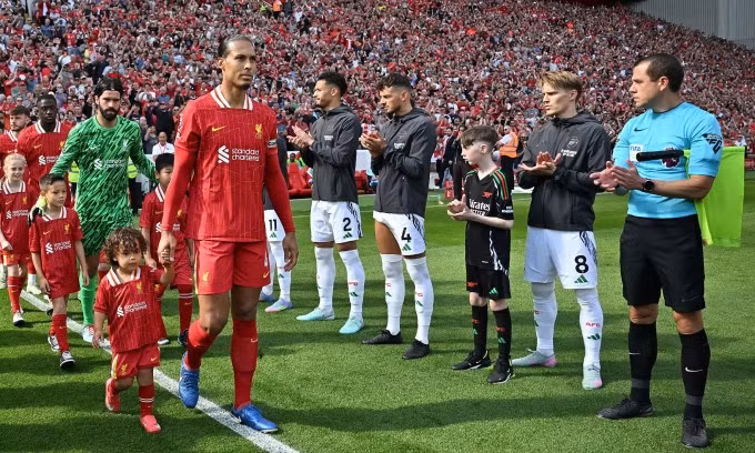 Cầu thủ Arsenal và trọng tài vỗ tay nghênh đón tân vương Liverpool trước trận trên sân Anfield, thành phố Liverpool, Vương quốc Anh, vòng 36 Ngoại hạng Anh ngày 11/5/2025. Ảnh: LFC