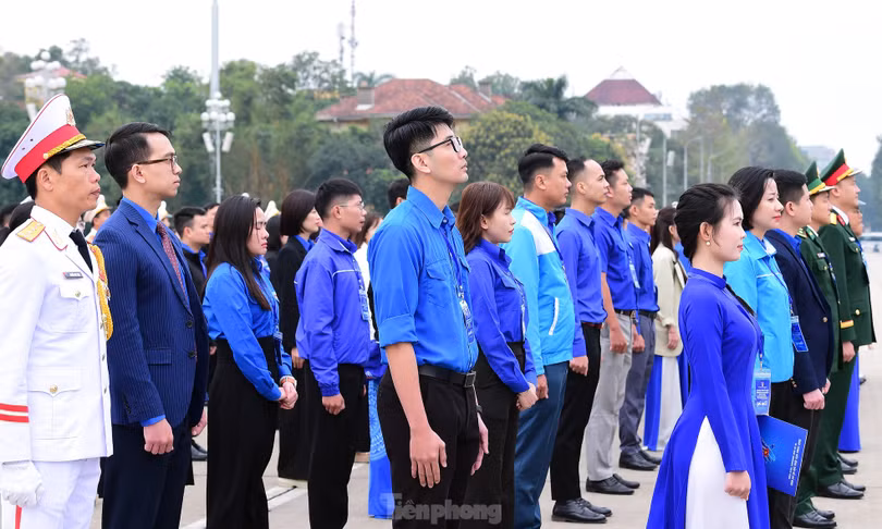 Các đại biểu nghiêm trang thực hiện nghi thức chào cờ tại lễ báo công dâng Bác. Ảnh: Xuân Tùng