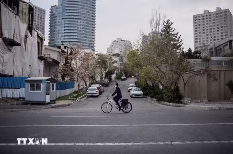 Người dân di chuyển trên đường phố tại Tehran, Iran. (Ảnh: THX/TTXVN)