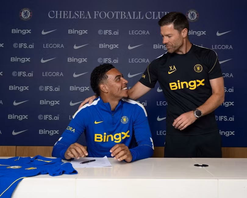 HLV Alonso chúc mừng Rogers sau khi anh ký hợp đồng với Chelsea. Ảnh: Chelsea FC