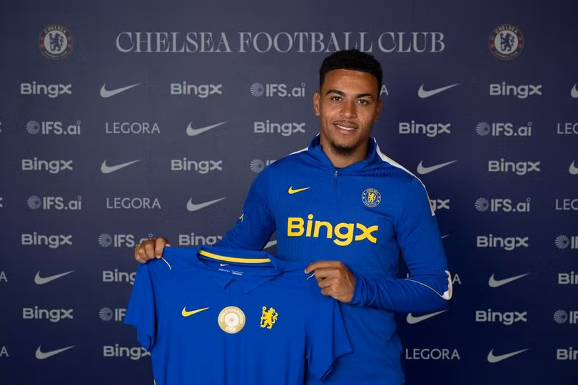 Rogers ra mắt trong màu áo Chelsea tại trung tâm huấn luyện Cobham, London ngày 21/7. Ảnh: Chelsea FC