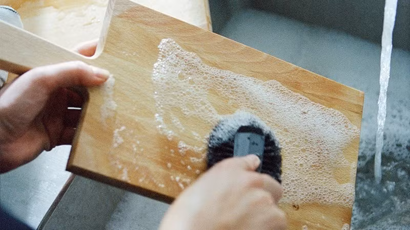 Vệ sinh thớt gỗ đúng cách ngay sau khi mua về giúp làm sạch và hạn chế hư hại về sau