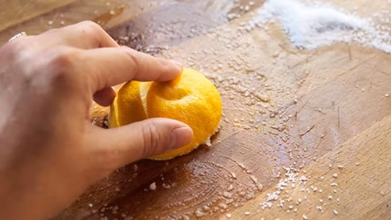 Chanh có acid nitric, giúp hỗ trợ ngăn ngừa các loại vi khuẩn gây mùi có trong thớt.