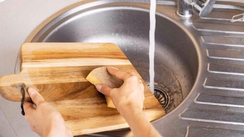 Nước nóng giúp thớt sạch và an toàn cho sức khỏe.