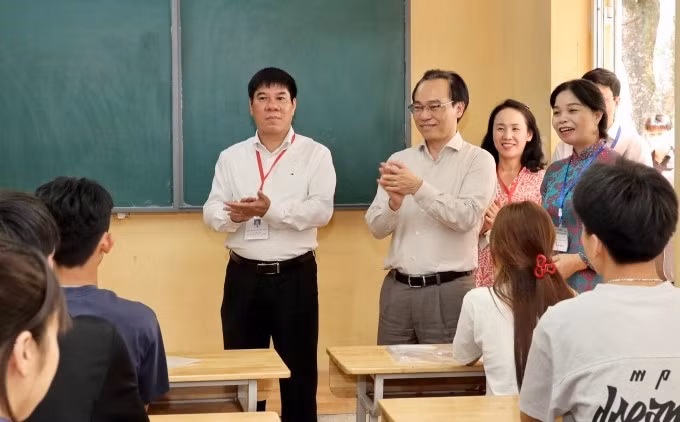 Bộ trưởng Hoàng Minh Sơn động viên thí sinh tại điểm thi THPT Nguyễn Du - Thanh Oai, Hà Nội. Ảnh: Mạnh Mạnh