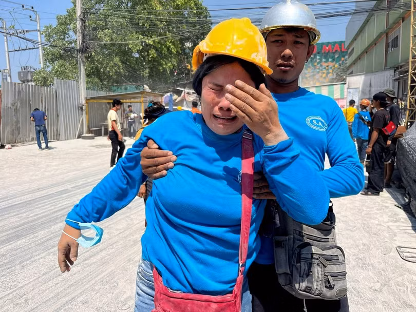 Nữ công nhân đang thi công Tòa nhà Văn phòng Tổng kiểm toán khóc nức nở khi công trình đổ sập.
