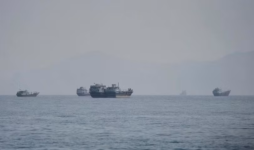 Các tàu gần eo biển Hormuz, nhìn từ Musandam, Oman, ngày 24/8. Ảnh: Reuters