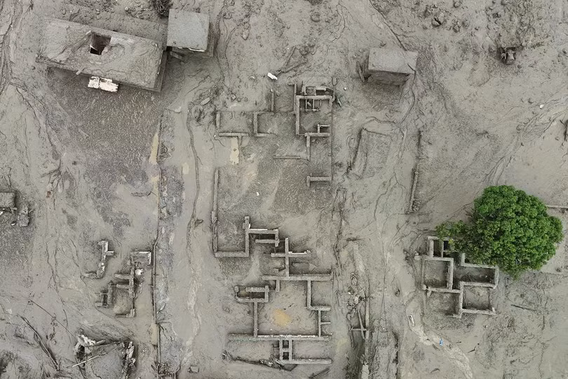 Hình ảnh từ máy bay không người lái cho thấy bùn đất phủ kín các ngôi nhà sau trận lũ quét tại Trishuli, huyện Nuwakot, Nepal ngày 27/8. Ảnh: Reuters