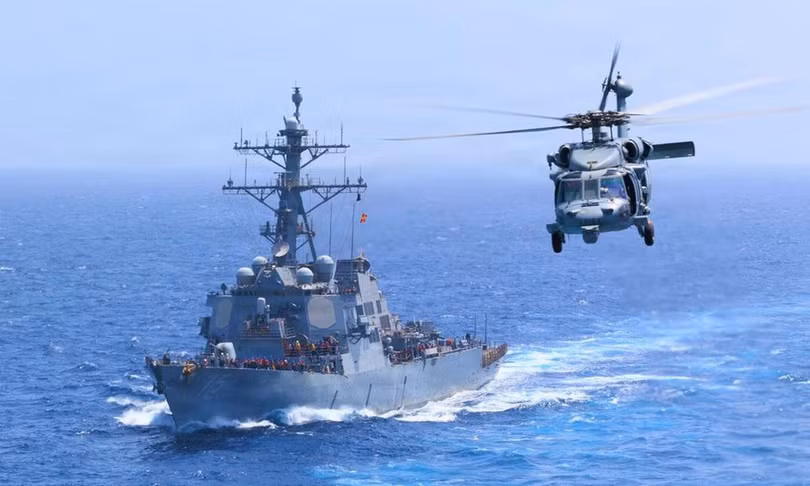 Chiến hạm USS Donald Cook và trực thăng MH-60S Sea Hawk của Mỹ tại biển Arab trong ảnh đăng ngày 18/7. Ảnh: CENTCOM