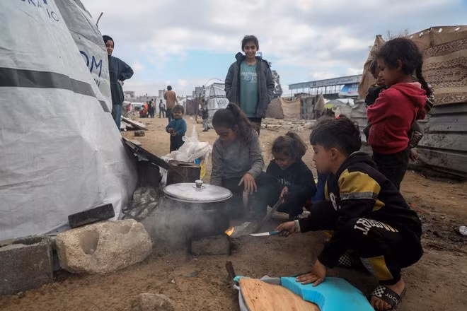 Các em nhỏ tại trại tị nạn ở Gaza ngày 5/2/2025. (Ảnh: THX/TTXVN)