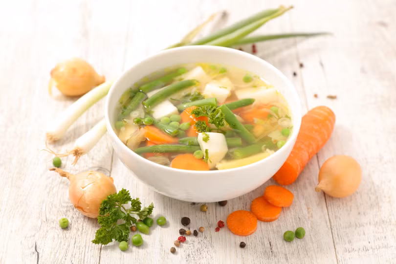 Súp rau phù hợp cho người đang kiểm soát cân nặng hoặc muốn giảm tải cho hệ tiêu hóa vào buổi tối.