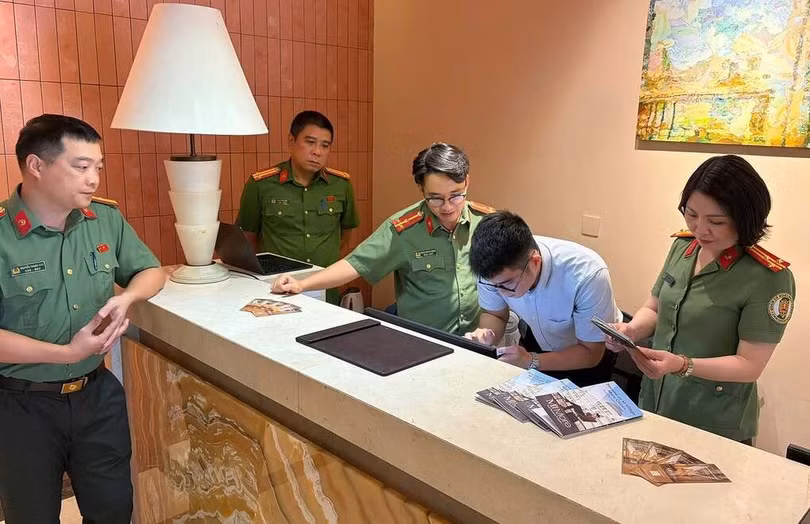 Công an kiểm tra lưu trú trên địa bàn. Ảnh: Phòng Quản lý xuất nhập cảnh Công an Hà Nội
