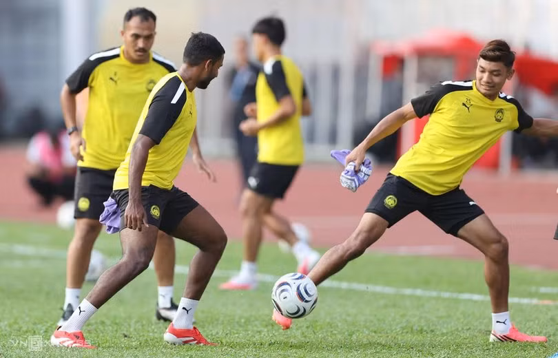 Malaysia có 16 cầu thủ lành lặn tập luyện tại sân Kuala Lumpur chiều 15/8 để chuẩn bị cho lượt đi bán kết ASEAN Cup 2026 với Việt Nam. Ảnh: Đức Đồng