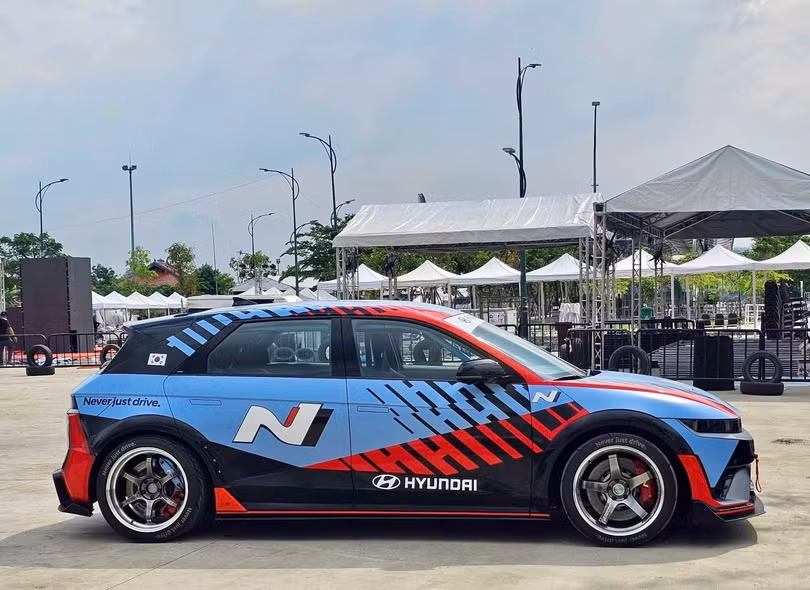 Trước đó vào tháng 4/2024, mẫu xe này được ra mắt tại Thái Lan dưới dạng thăm dò thị trường, chưa công bố mở bán chính thức. Ở Mỹ, giá bán của mẫu xe điện thể thao này dao động 67.475 USD.