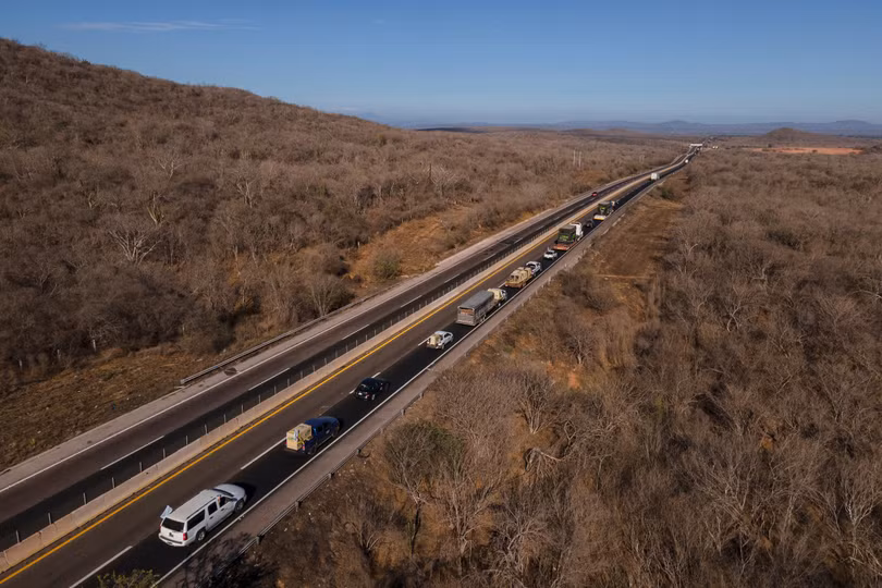 Đoàn xe di chuyển trong nhiều giờ xuyên qua bang Sinaloa.