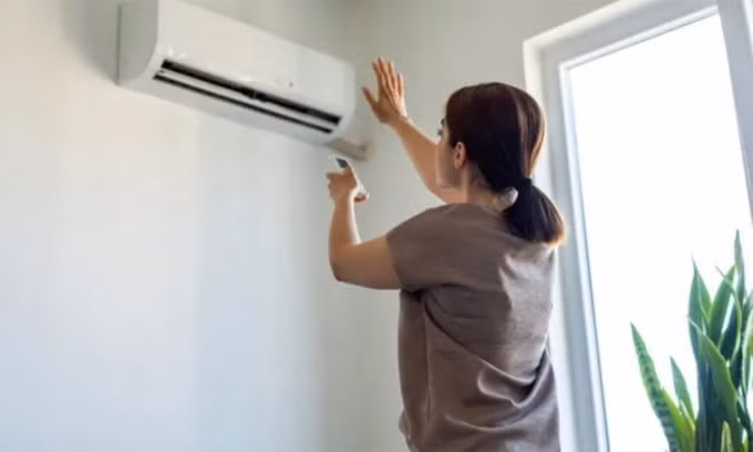 Nhiều nhà sản xuất khuyên đóng cửa khi bật điều hòa để tăng hiệu quả làm mát, tiết kiệm điện. Ảnh: ACCEService