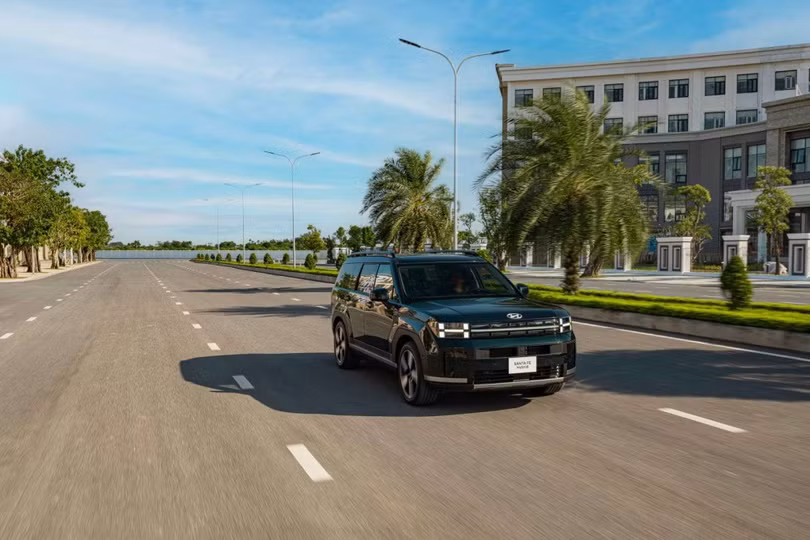 Santa Fe Hybrid sử dụng khối động cơ xăng SmartStream 1.6L Turbo kết hợp với mô tơ điện sử dụng khối pin Li-ion Polymer