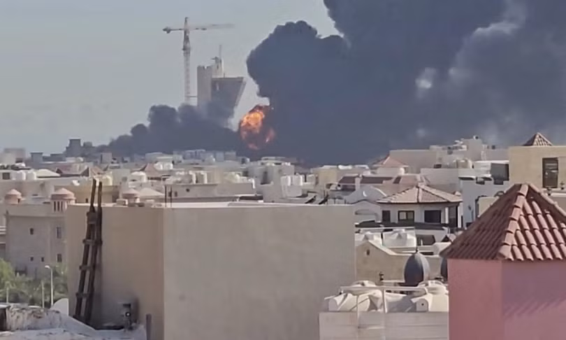 Khói đen bốc lên từ Mangaf, phía nam Kuwait City ngày 18/7. Ảnh: AFP