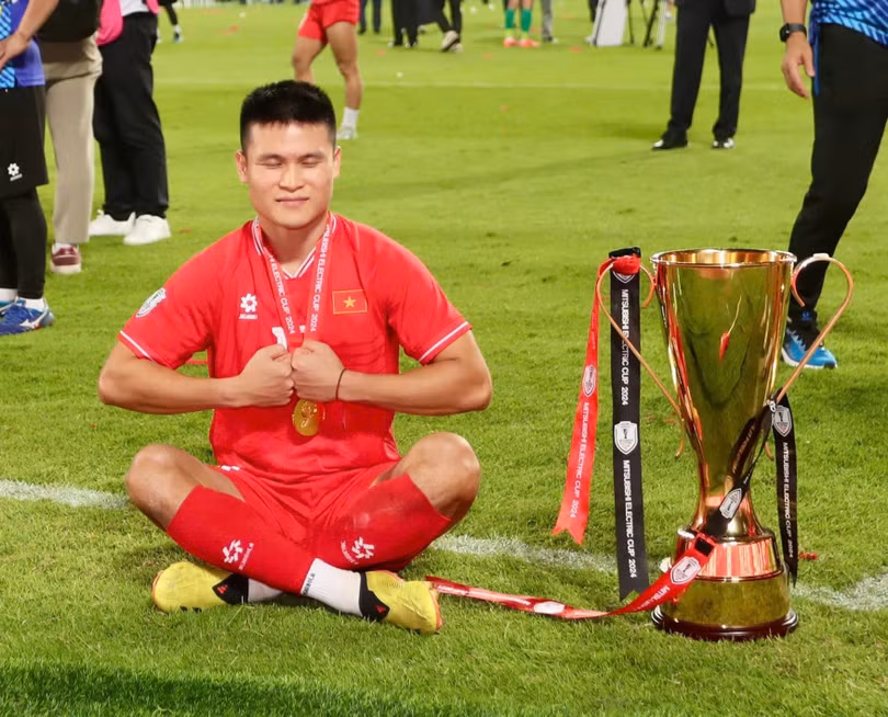 Các cầu thủ khác trong đội đều tranh thủ chụp hình cùng cúp vô địch. Phạm Tuấn Hải, cầu thủ ghi bàn thắng đầu tiên tại chung kết lượt về, chia sẻ hình ảnh cùng lời cảm ơn gửi đến toàn thể người hâm mộ bóng đá Việt Nam.