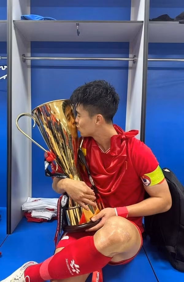 Đỗ Duy Mạnh đăng nhiều bài viết để ăn mừng chiến thắng của đội nhà. Anh còn hài hước xin phép vợ con để được ngủ cùng chiếc cúp vô địch. Tại giải đấu năm nay, Duy Mạnh là người mang băng đội trưởng và anh được khen ngợi về tinh thần trách nhiệm cũng như sự quan tâm chu đáo dành cho các đồng đội.