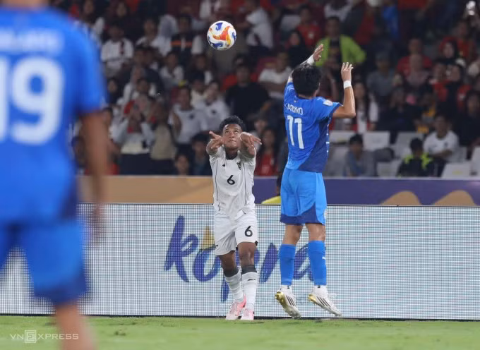 Robi Darwis (áo trắng) ném biên khiến Jaime Rosquillo đánh đầu ngược phản lưới giúp Indonesia thắng Philippines 1-0 ở lượt hai bảng A U23 Đông Nam Á 2025, tại sân Gelora Bung Karno, Indonesia ngày 18/7/2025. Ảnh: Hai Tư