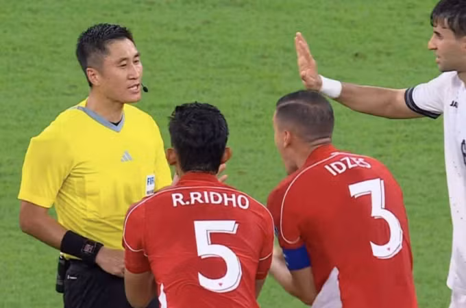 Các cầu thủ Indonesia phản ứng với trọng tài Ma Ning trong trận thua Iraq ở lượt hai bảng B vòng loại thứ tư World Cup 2026 - khu vực châu Á, trên sân King Abdullah, Arab Saudi, ngày 12/10/2025. Ảnh: Chụp màn hình