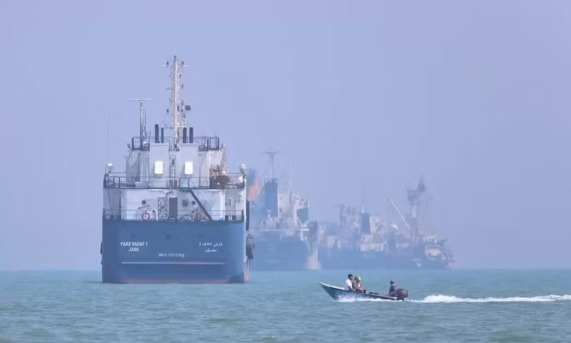 Tàu hàng neo ngoài khơi thành phố Bandar Abbas, Iran ngày 11/6. Ảnh: AP
