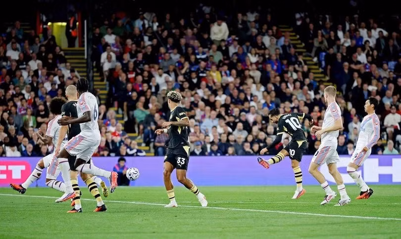 Rayan Cherki (số 10) ghi bàn nâng tỷ số 3-1 trong trận Man City thắng Crystal Palace 4-1 ở vòng hai Ngoại hạng Anh, trên sân Selhurst Park ngày 28/8/2026. Ảnh: Reuters