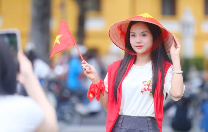 Người dân Hà Nội chụp ảnh kỷ niệm dịp 80 năm Quốc khánh, tháng 9/2025. Ảnh: Phạm Dự