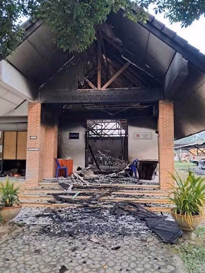 Trụ sở chính quyền xã Bo Ngo, huyện Rangae, tỉnh Narathiwat sau khi bị phóng hỏa ngày 22/8. Ảnh: Bangkok Post
