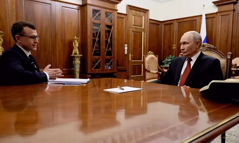 Tổng thống Nga Vladimir Putin (bên phải) trong cuộc phỏng vấn với Vesti ngày 22/8. Ảnh: RIA Novosti