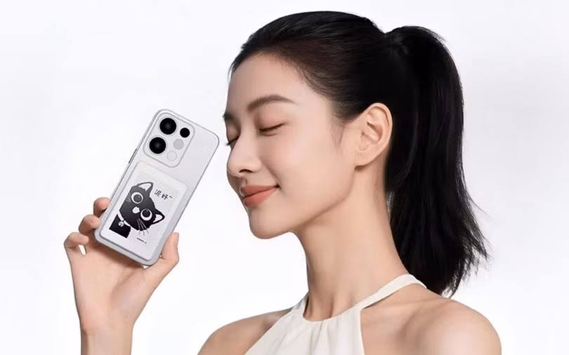 Thiết bị có màn hình nhỏ gọn và mặt lưng nam châm để hít vào sau điện thoại. Ảnh: Honor.