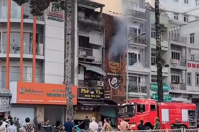 Quán ăn xảy ra cháy chỉ có một lối thoát hiểm cửa chính. Ảnh: Đình Văn