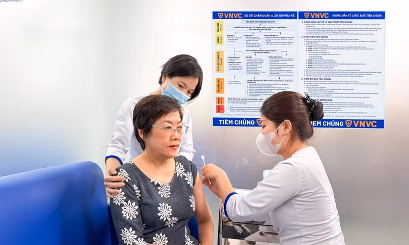 Bà Hồng Loan tiêm vaccine cúm chuyên biệt cho người cao tuổi tại VNVC ngày 30/10. Ảnh: Gia Nghi