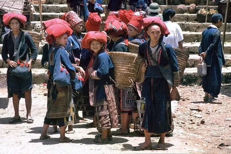 Theo Grumpe, phụ nữ Dao Đỏ đặc biệt e dè trước máy ảnh. Mỗi khi ông giơ máy lên, họ lập tức quay mặt, che mặt hoặc bỏ đi.