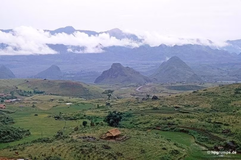 Năm 1992, Sa Pa gần như chưa được du khách quốc tế biết đến. Thị trấn vùng cao ở độ cao khoảng 1.600m, dưới chân đỉnh Fansipan cao 3.144m - ngọn núi cao nhất Việt Nam - vẫn giữ gần như nguyên vẹn vẻ hoang sơ, ít chịu tác động của du lịch.