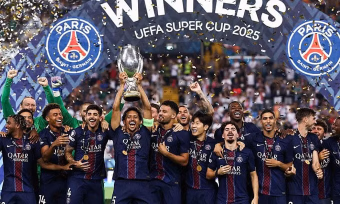 Cầu thủ PSG nâng cúp. Ảnh: UEFA