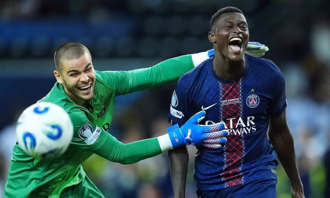 Hậu vệ Nuno Mendes (phải) reo mừng sau khi sút loạt luân lưu quyết định giúp PSG thắng Tottenham ở Siêu Cup châu Âu trên sân Friuli, thành phố Udine, Italy tối 13/8/2025. Ảnh: PA