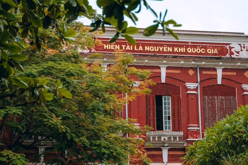 Trường THPT chuyên Quốc học - Huế hiện tại với không gian nhiều cây xanh, kiến trúc cổ kính. Ảnh: FB Trường Quốc học Huế.