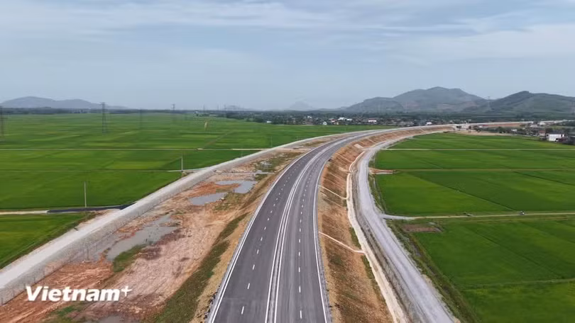 Một dự án thành phần cao tốc Bắc-Nam phía Đông với quy mô 4 làn xe hạn chế được hoàn thành và đưa vào khai thác. (Ảnh: Việt Hùng/Vietnam+)