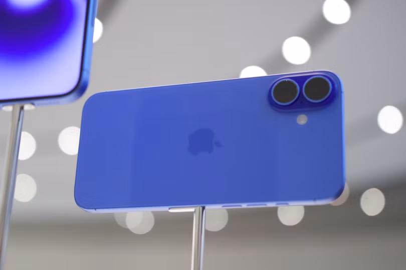 iPhone 16 màu xanh dương. Ảnh: Digital Trends.