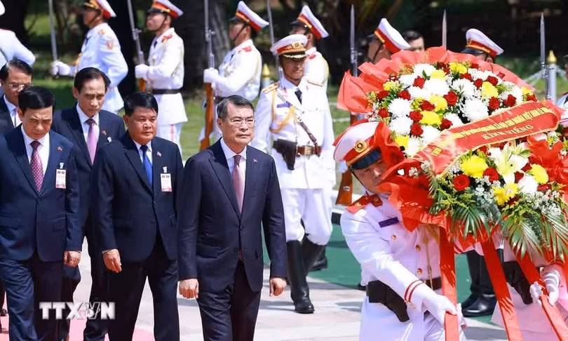 Thủ tướng Lê Minh Hưng và Đoàn đại biểu cấp cao Việt Nam đến đặt vòng hoa tưởng niệm tại Đài tưởng niệm các liệt sĩ vô danh ở thủ đô Vientiane. (Ảnh: Dương Giang/TTXVN)