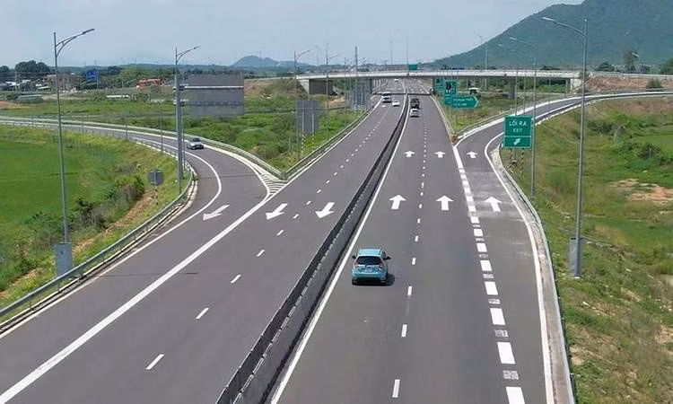 Một đoạn trên tuyến cao tốc Vĩnh Hảo - Phan Thiết. Ảnh: Việt Quốc