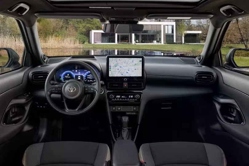 Bên trong khoang lái, Toyota Yaris Cross vẫn có cụm đồng hồ kỹ thuật số 12,3 inch sau vô lăng, cùng với màn hình giải trí trung tâm kích thước 10,5 inch. Tapi cửa và bảng táp-lô có thêm vài chi tiết trang trí màu bạch kim.