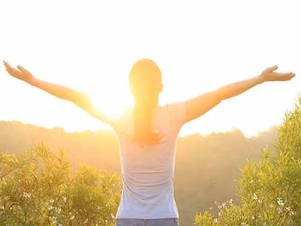 Ánh sáng mặt trời vào buổi sáng chứa nhiều vitamin D rất tốt cho hệ xương khớp.